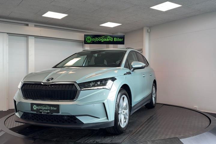 Sølv Skoda Enyaq fra 2023 set udefra