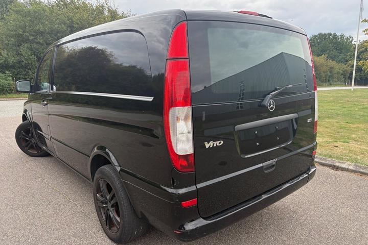Sort Mercedes Vito 113 fra 2013