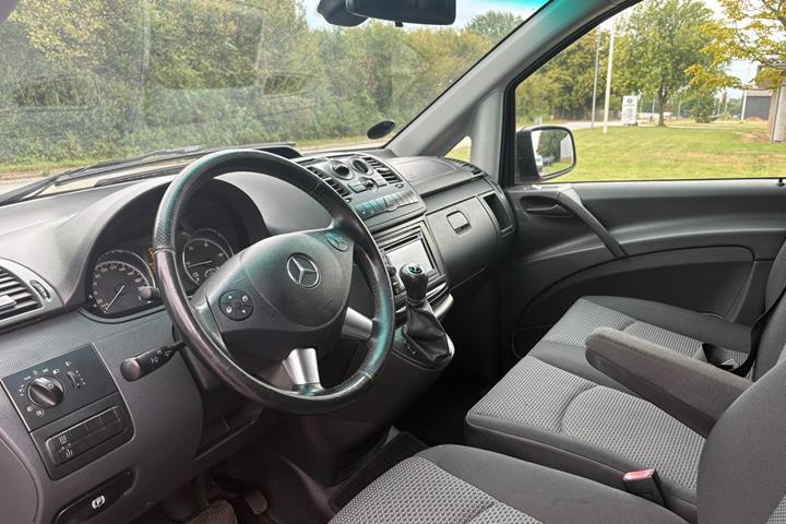 Sort Mercedes Vito 113 fra 2013