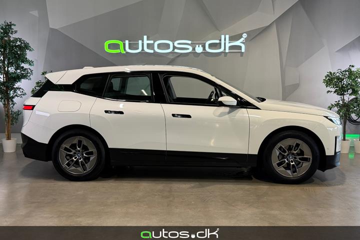 Hvid BMW iX fra 2022