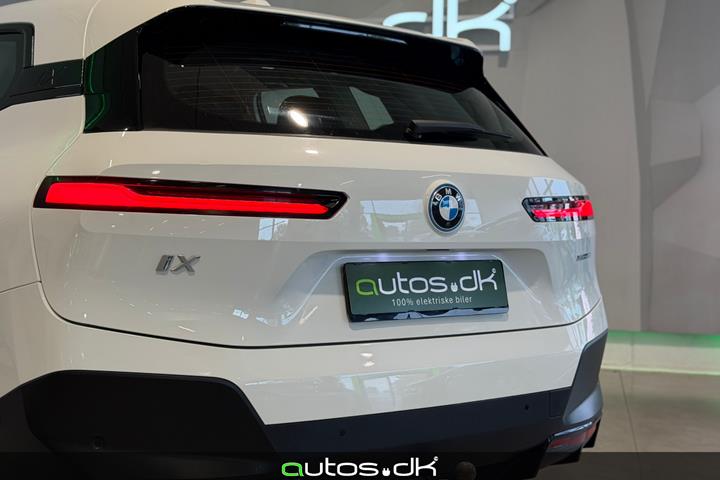 Hvid BMW iX fra 2022