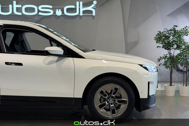 Hvid BMW iX fra 2022