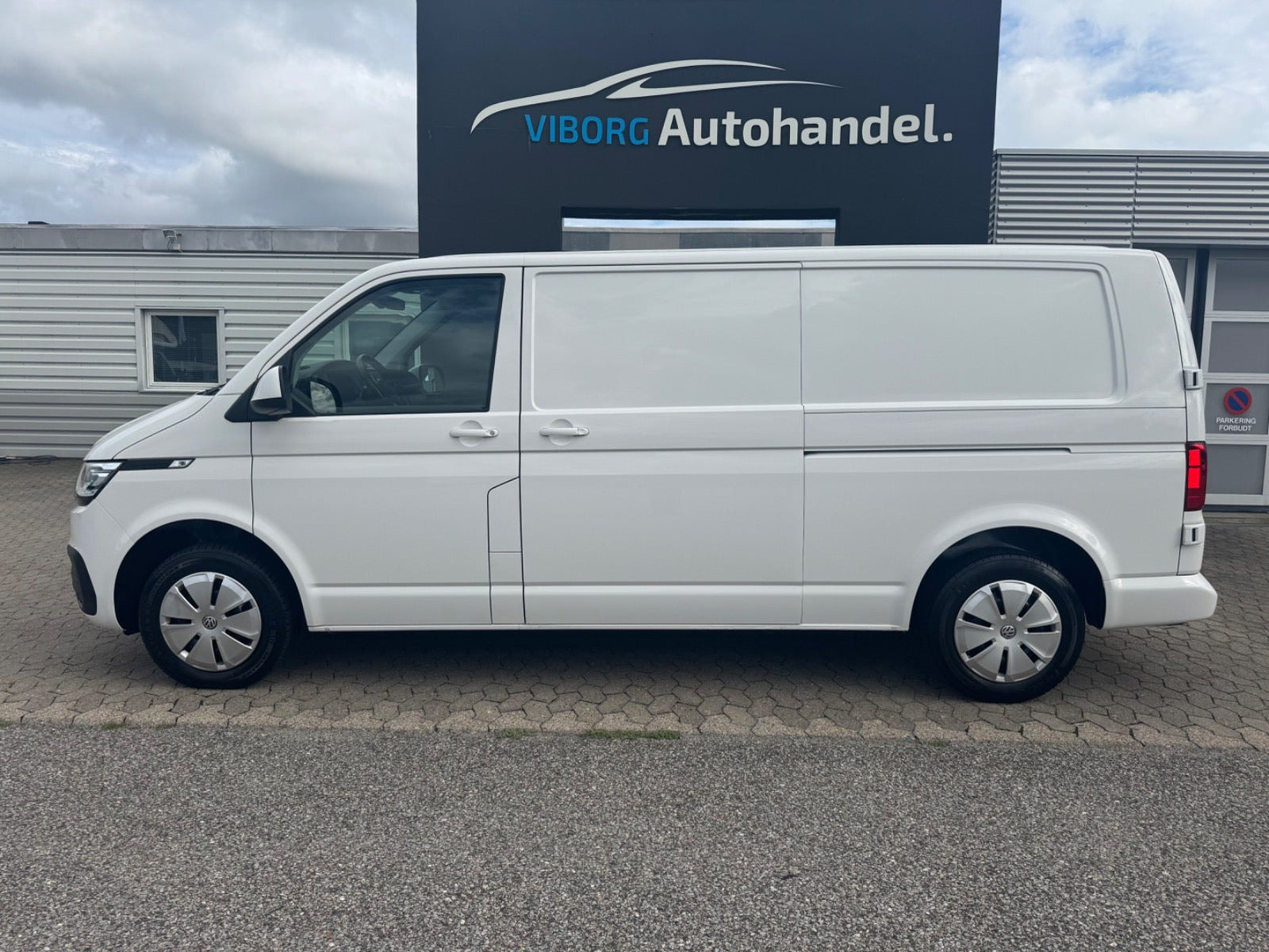Hvid VW Transporter fra 2022