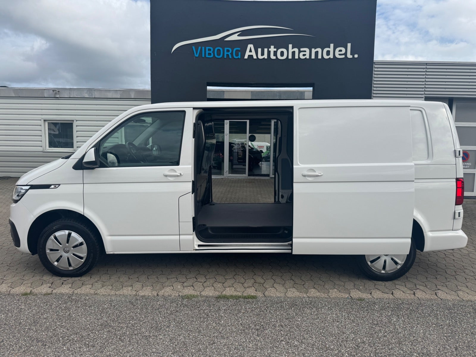 Hvid VW Transporter fra 2022