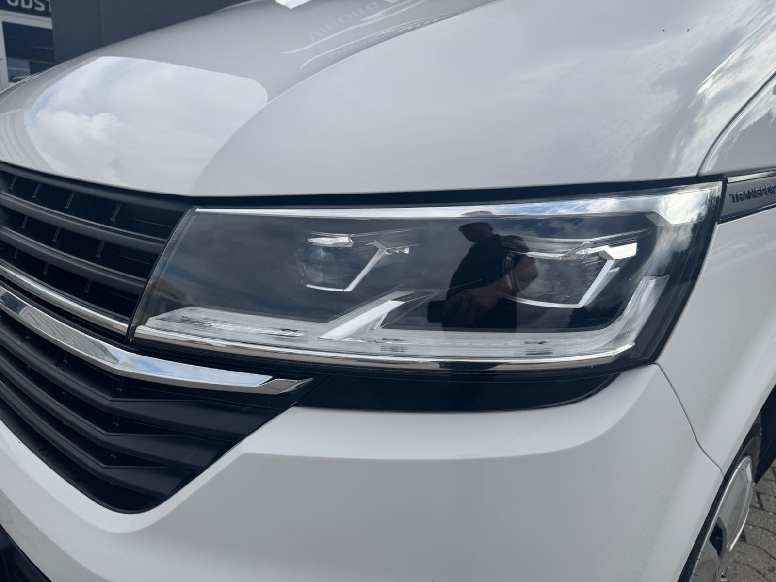 Hvid VW Transporter fra 2022