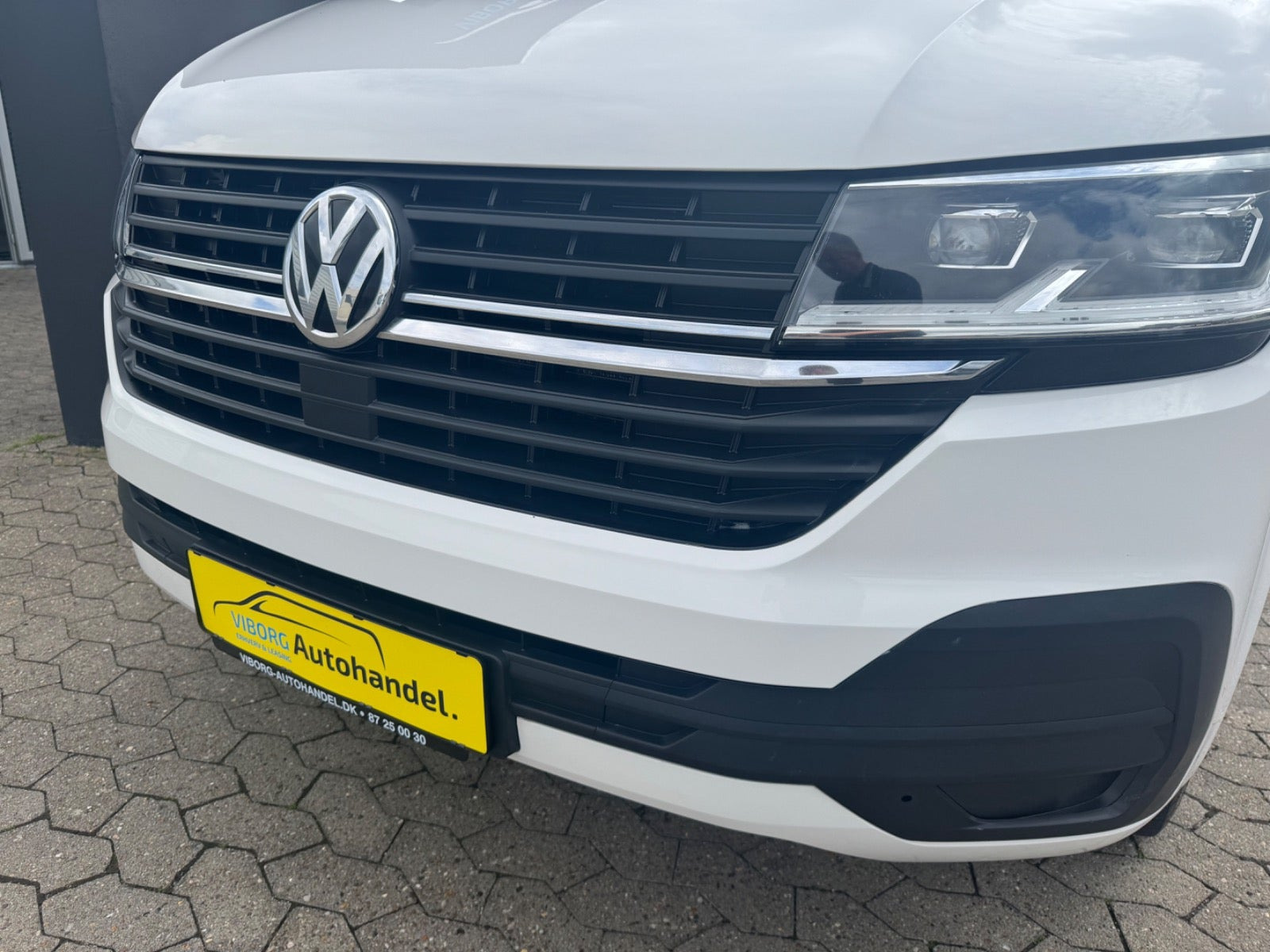 Hvid VW Transporter fra 2022