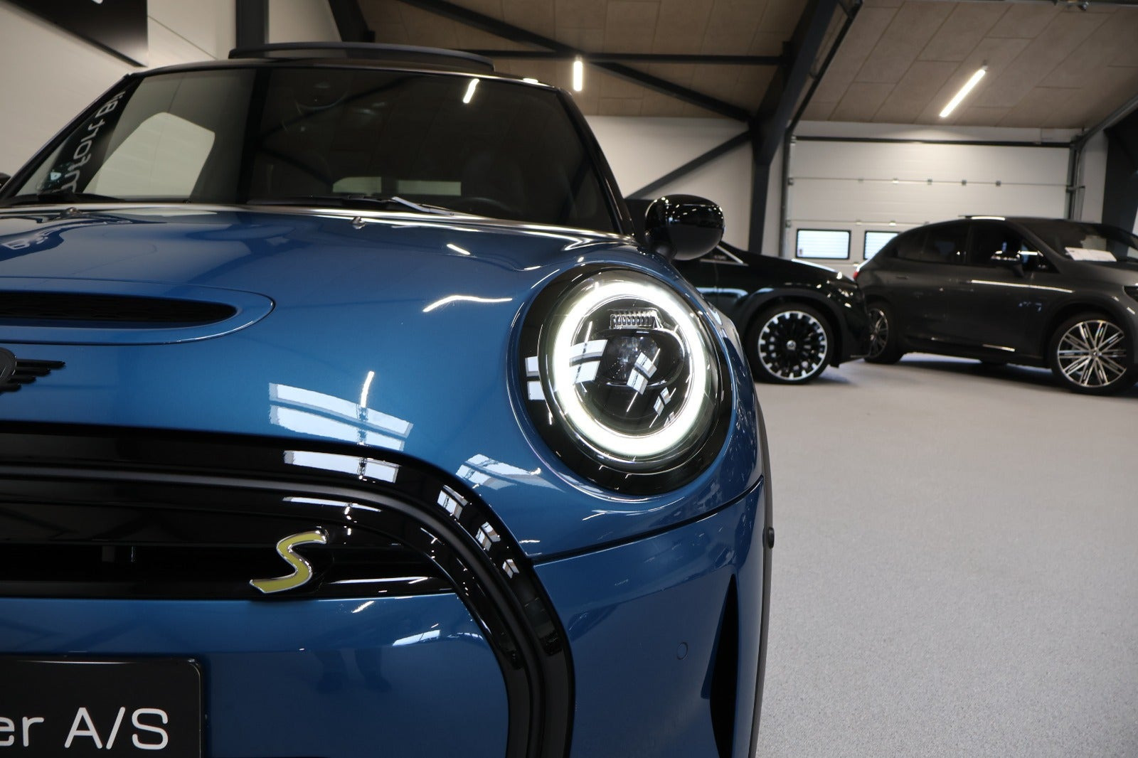 Blå Mini Cooper SE fra 2022