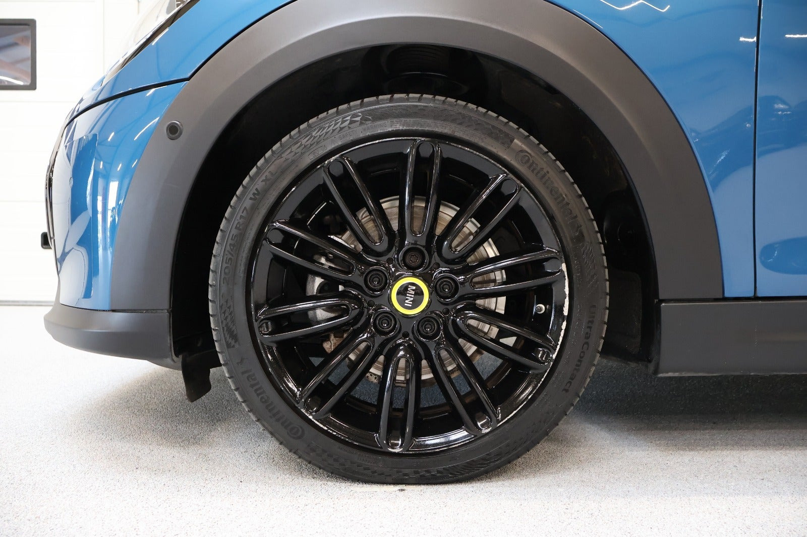 Blå Mini Cooper SE fra 2022