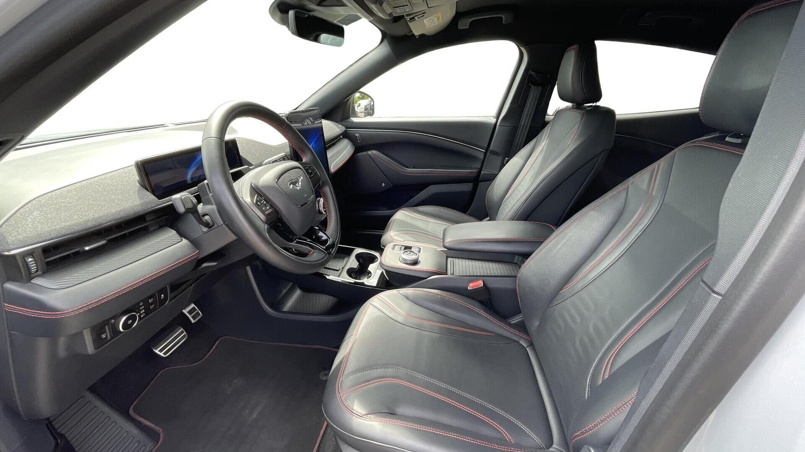 Hvid Ford Mustang Mach-E fra 2023