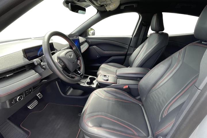 Hvid Ford Mustang Mach-E fra 2023