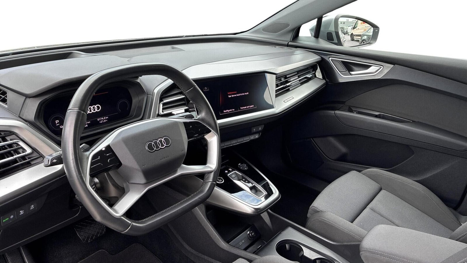 Sølv Audi Q4 e-tron fra 2022