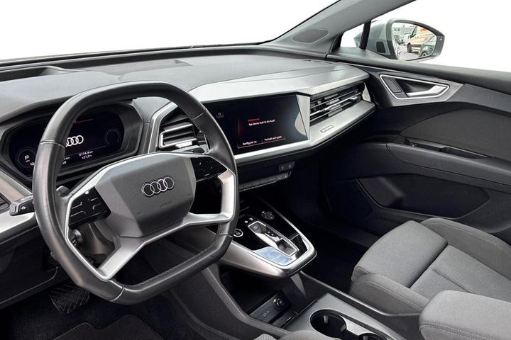 Sølv Audi Q4 e-tron fra 2022