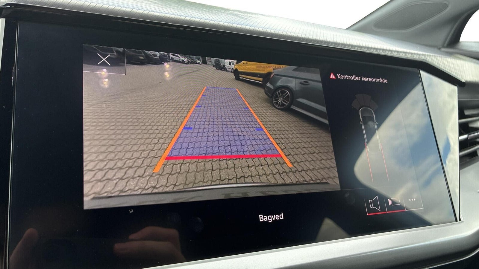 Sølv Audi Q4 e-tron fra 2022