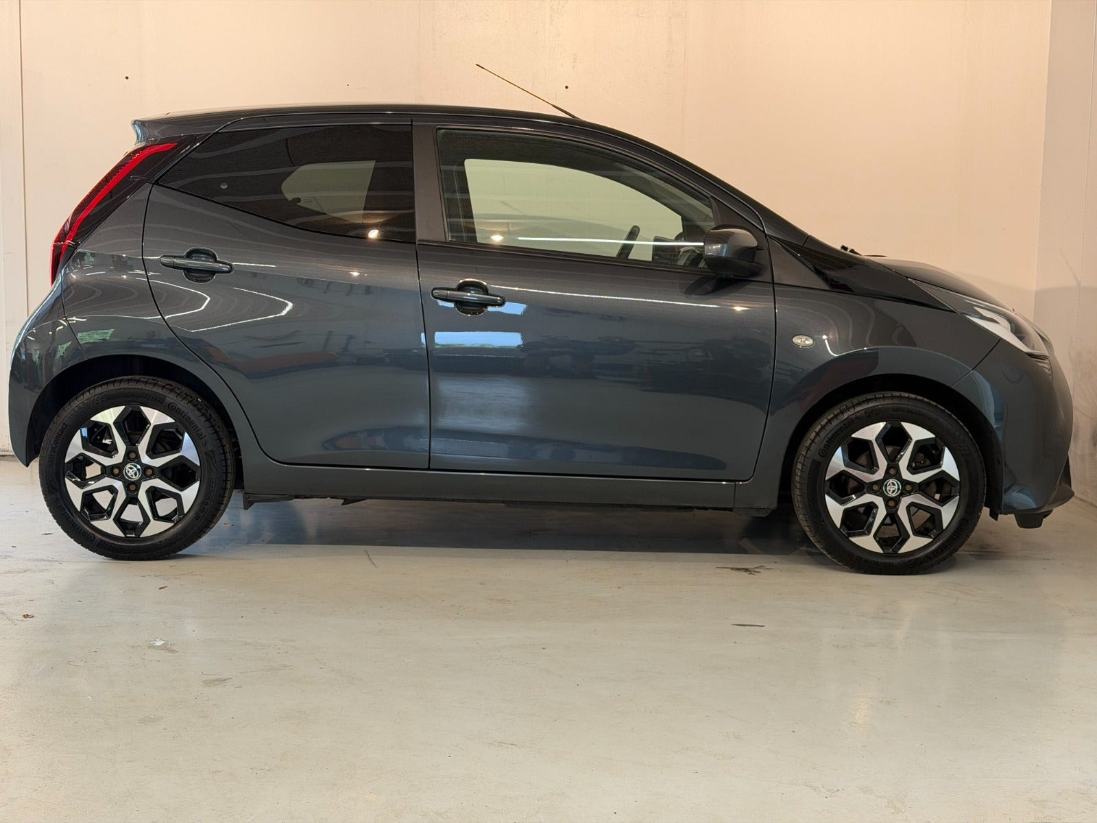 Grå Toyota Aygo fra 2020