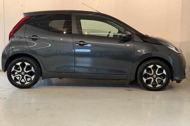 Grå Toyota Aygo fra 2020