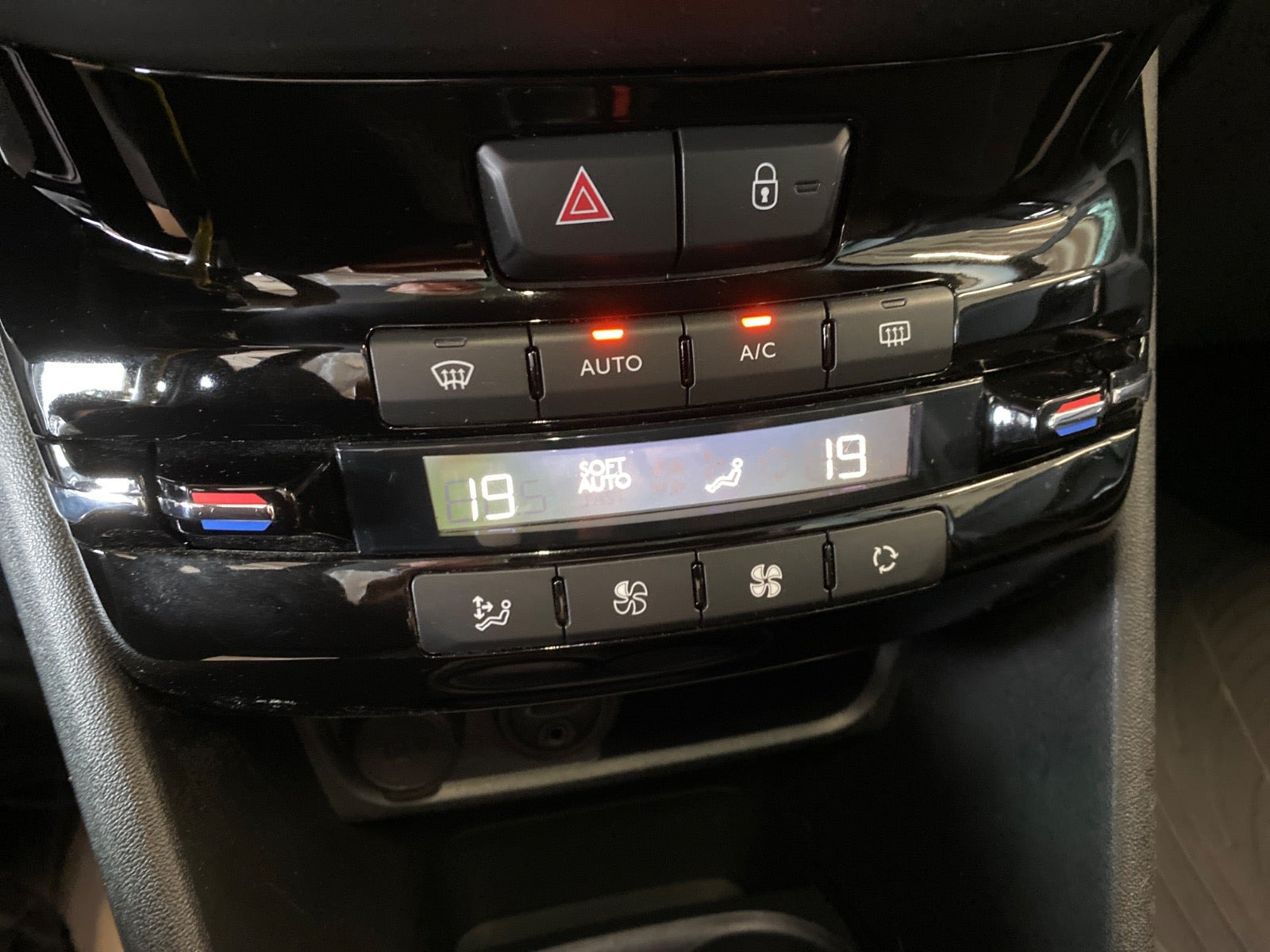 Blå Peugeot 208 fra 2018