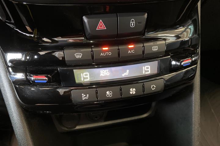 Blå Peugeot 208 fra 2018