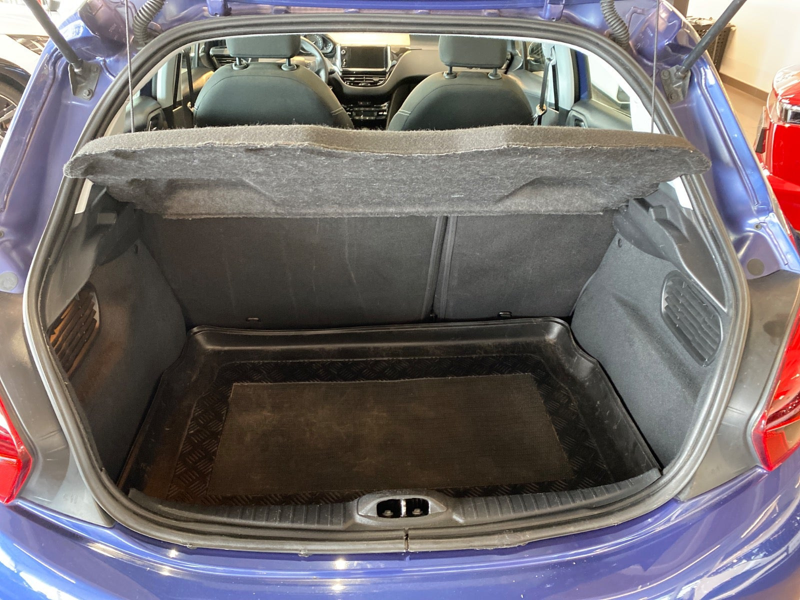 Blå Peugeot 208 fra 2018