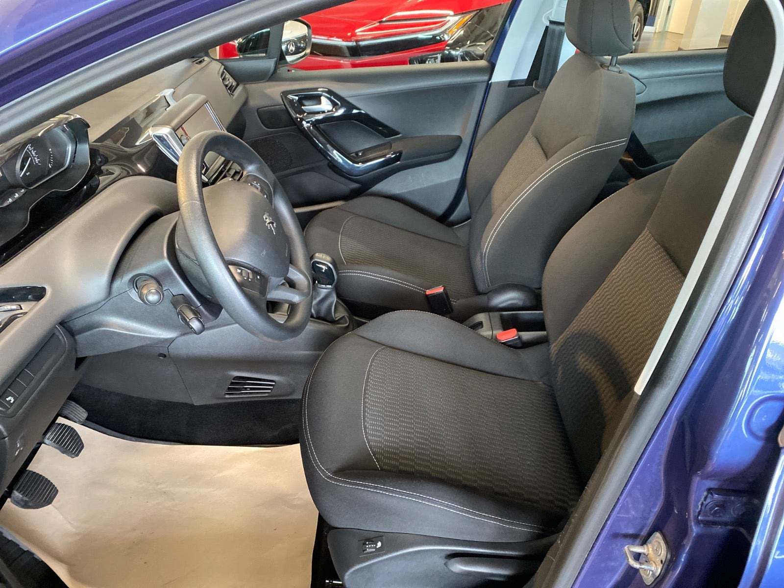 Blå Peugeot 208 fra 2018