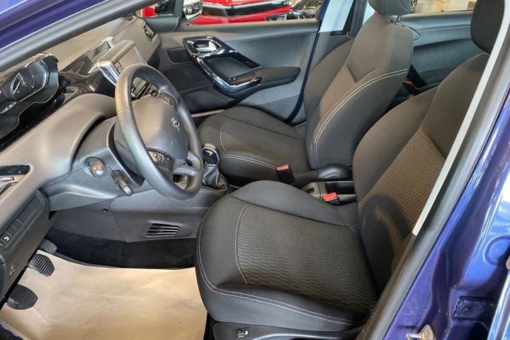 Blå Peugeot 208 fra 2018