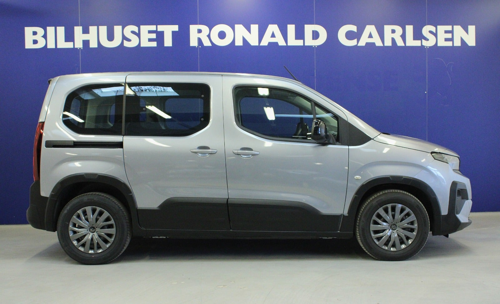 Sølv Peugeot e-Rifter fra 2024