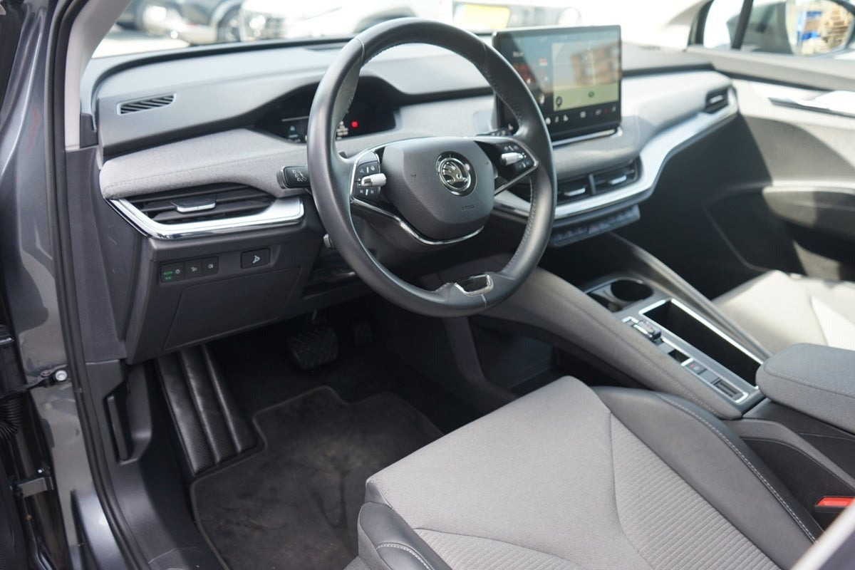 Grå Skoda Enyaq fra 2023