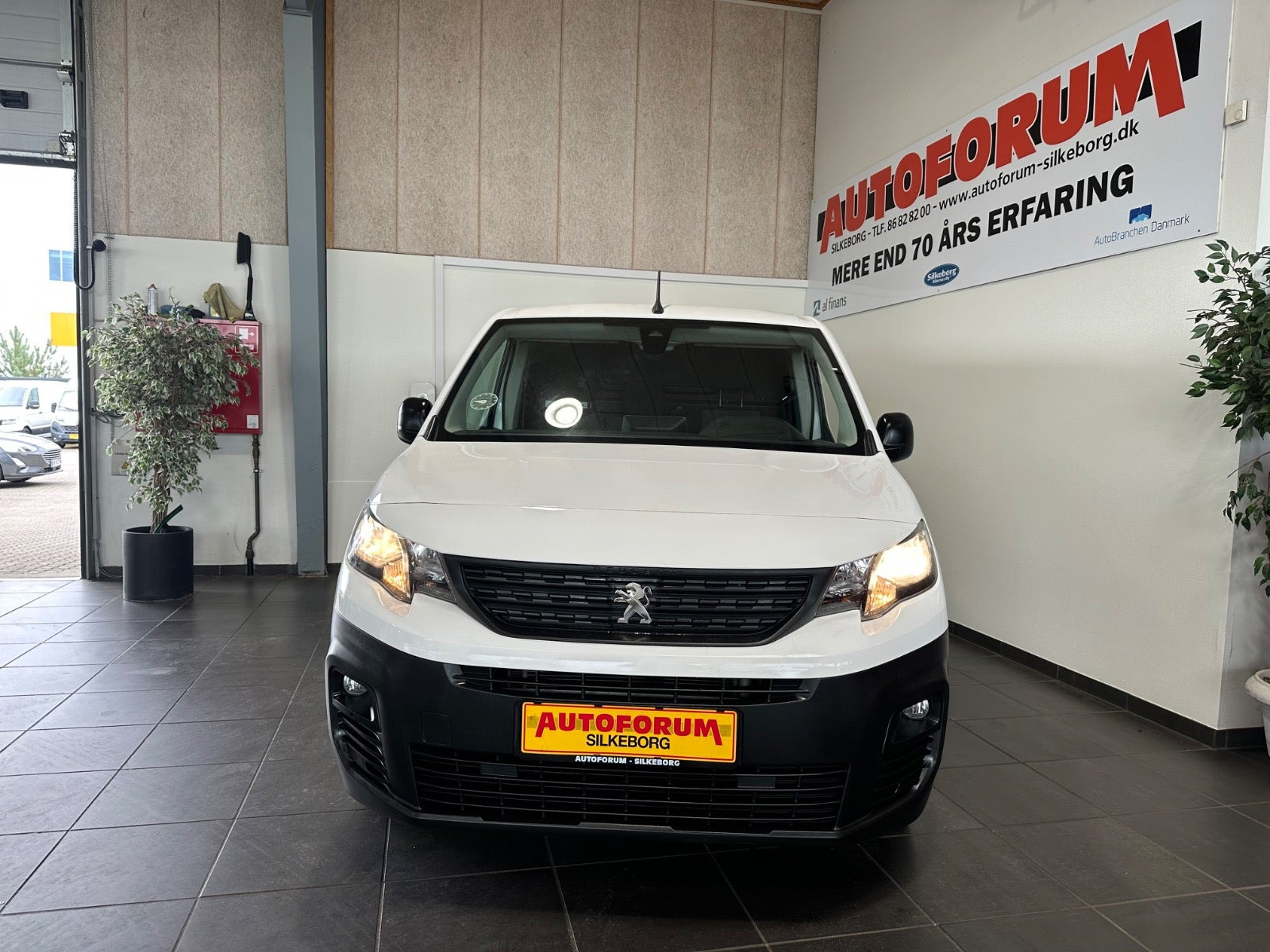 Hvid Peugeot Partner fra 2020