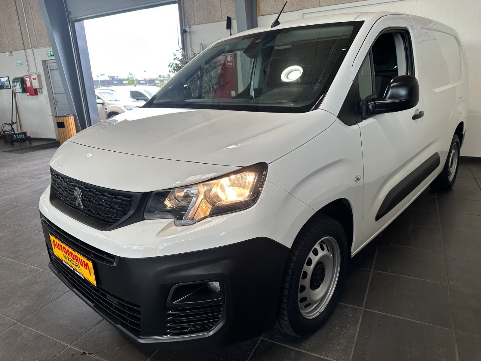 Hvid Peugeot Partner fra 2020