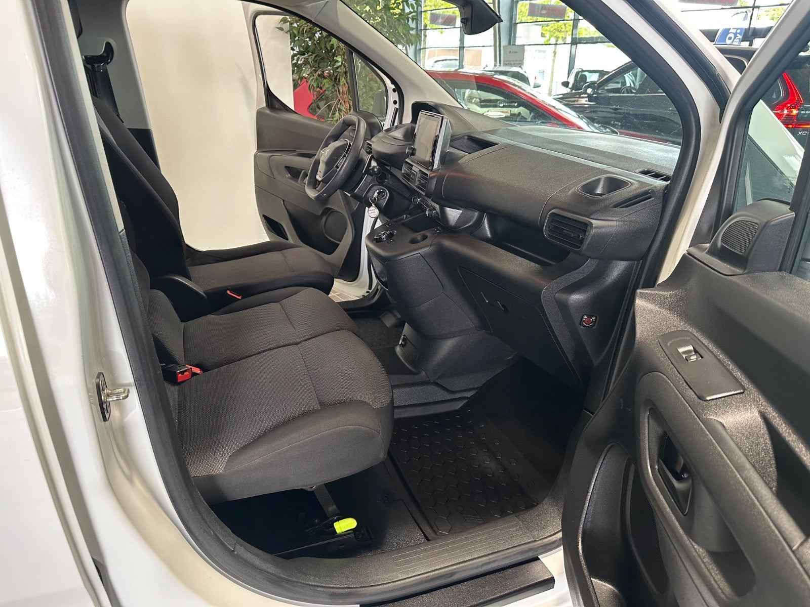 Hvid Peugeot Partner fra 2020
