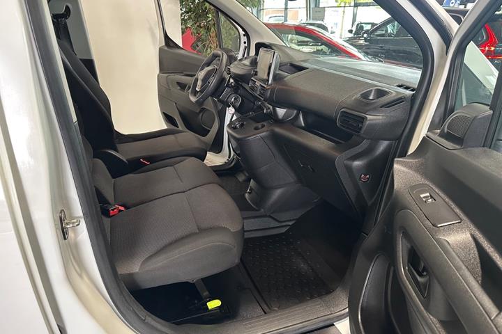 Hvid Peugeot Partner fra 2020
