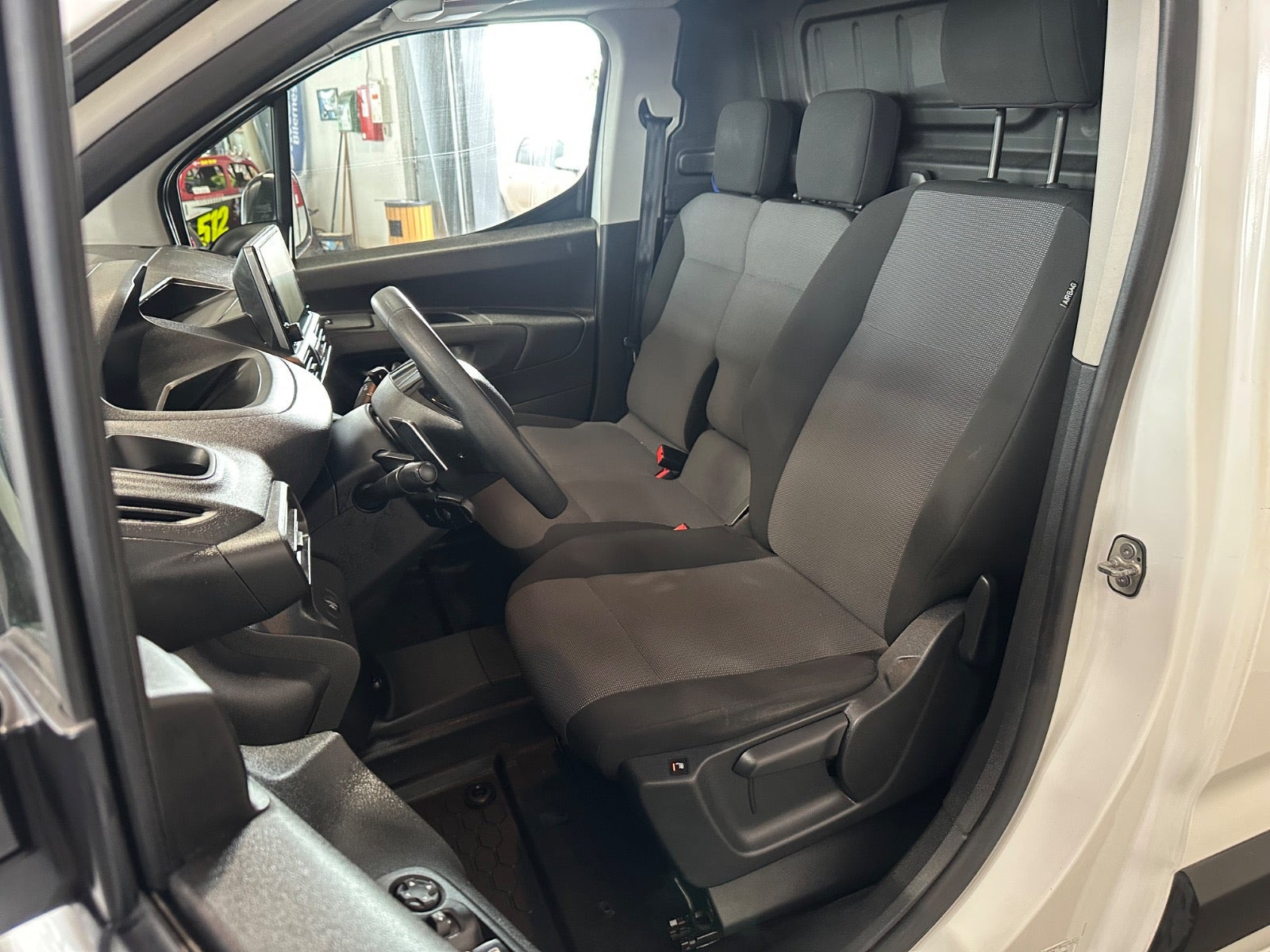 Hvid Peugeot Partner fra 2020