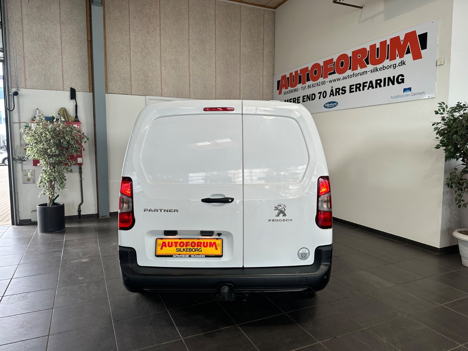 Hvid Peugeot Partner fra 2020