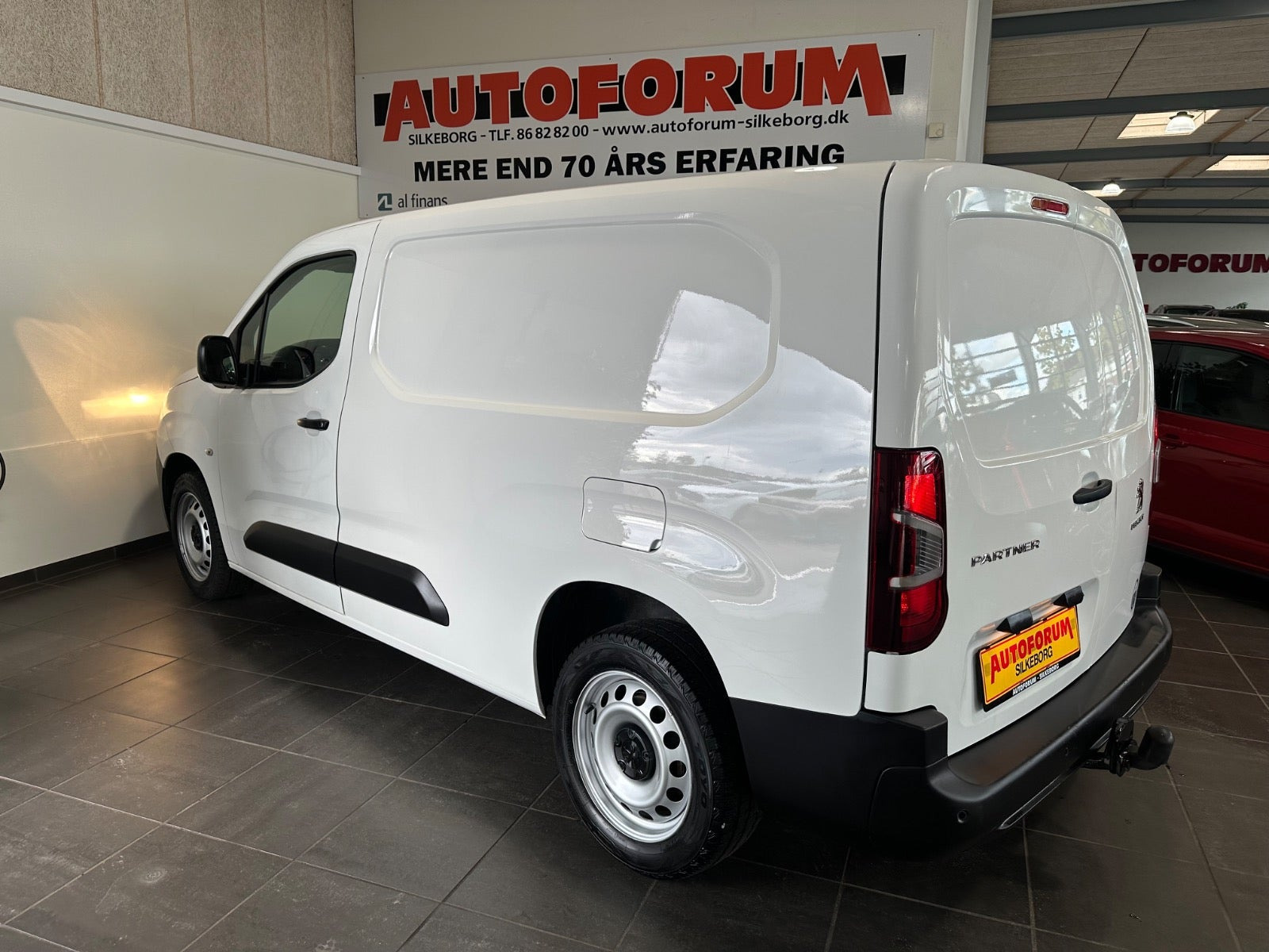Hvid Peugeot Partner fra 2020