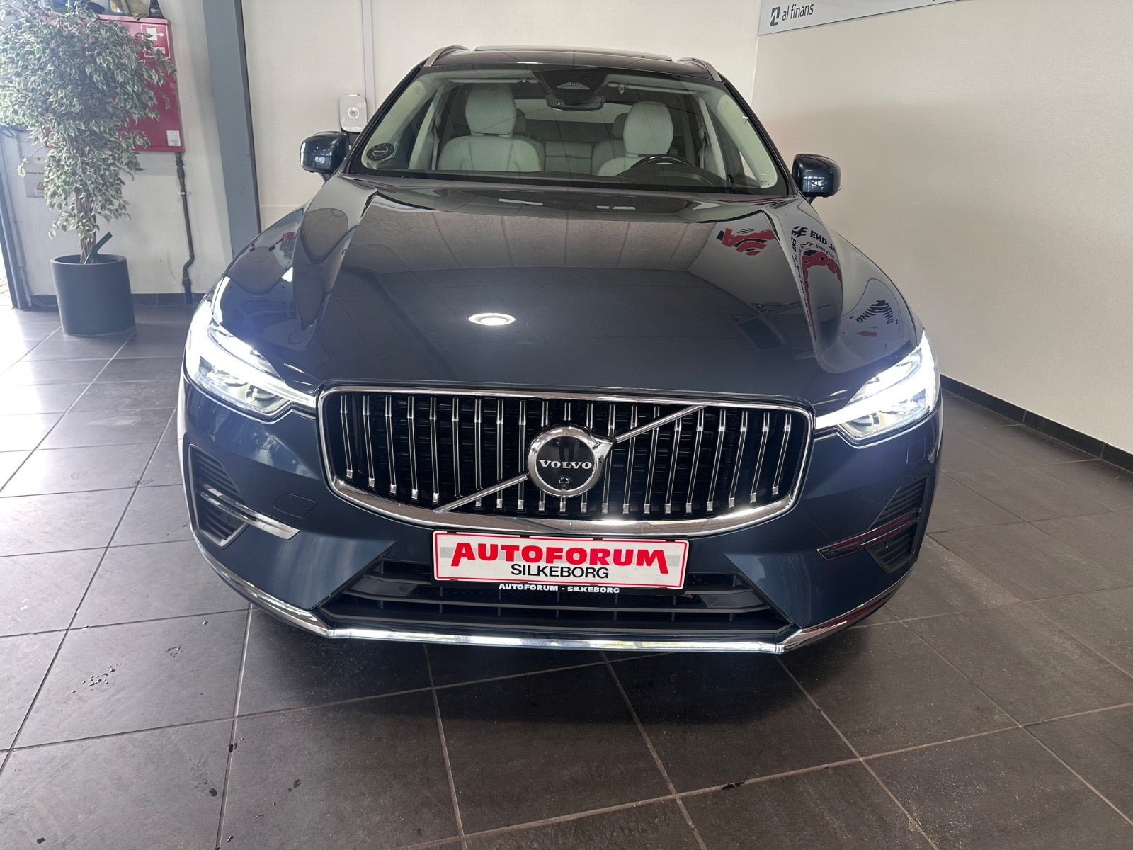 Blå Volvo XC60 fra 2022