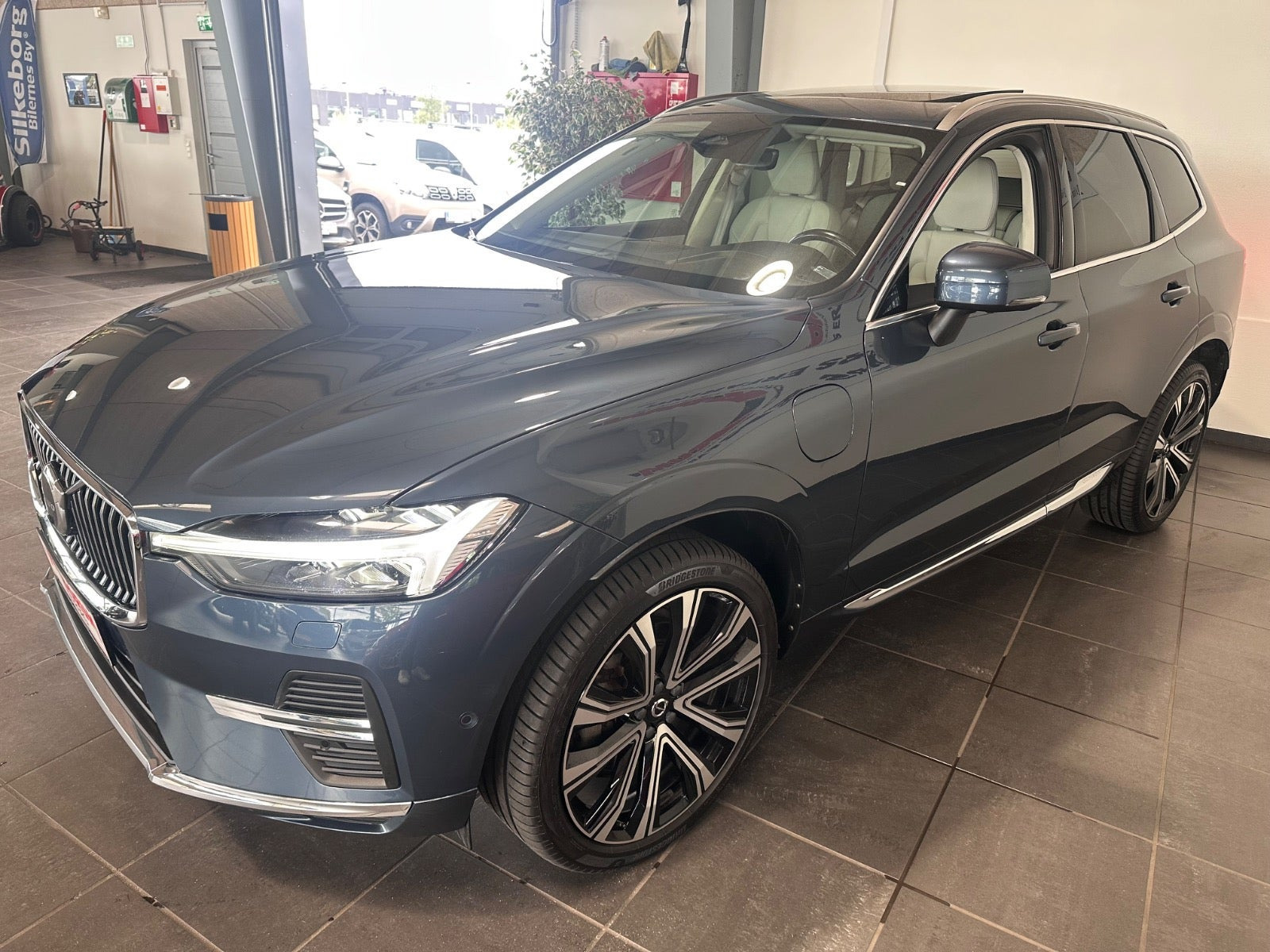 Blå Volvo XC60 fra 2022