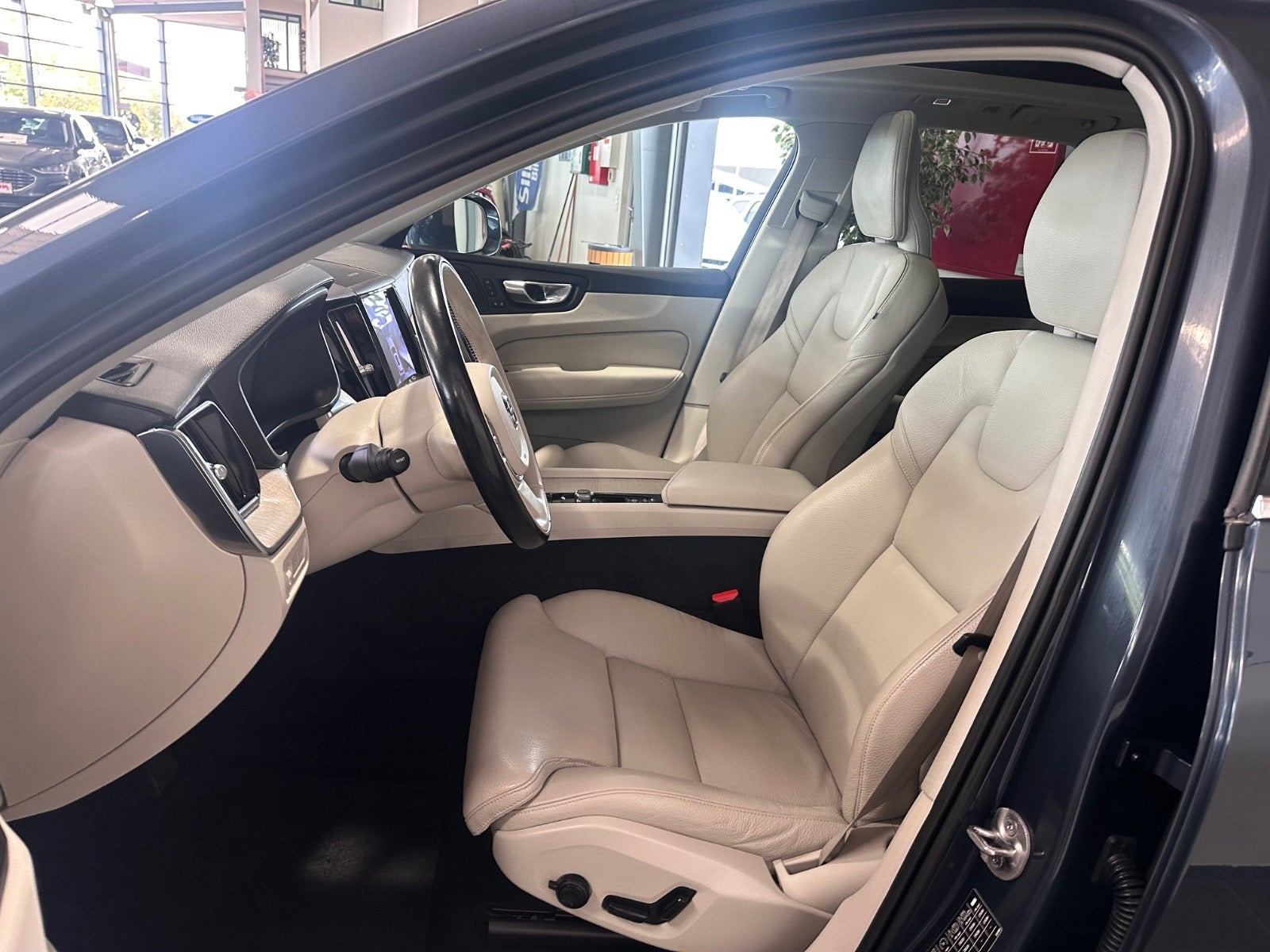 Blå Volvo XC60 fra 2022