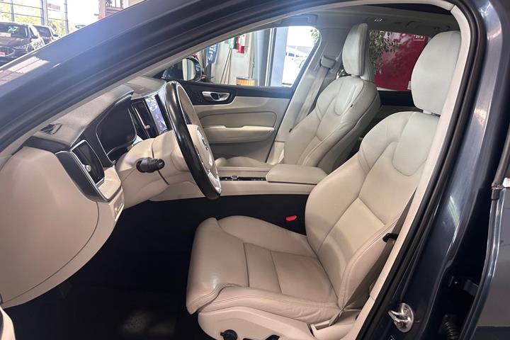 Blå Volvo XC60 fra 2022