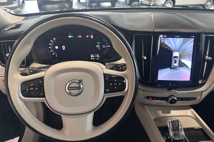Blå Volvo XC60 fra 2022