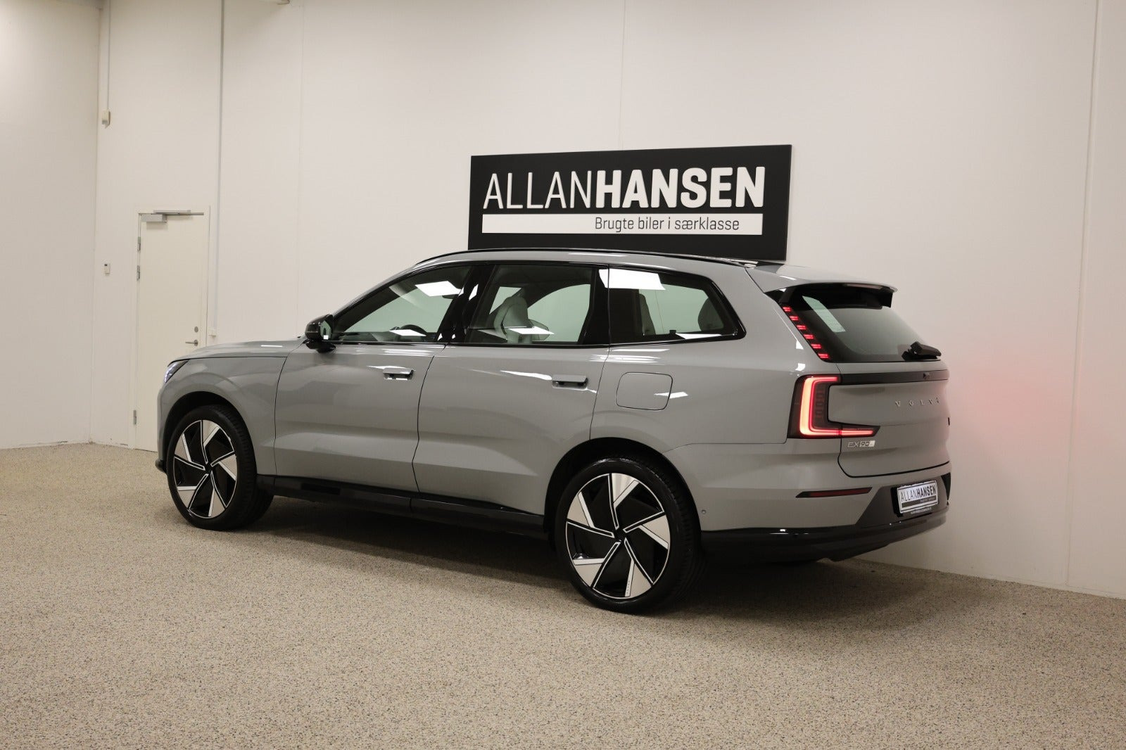 Sort Volvo EX90 fra 2025