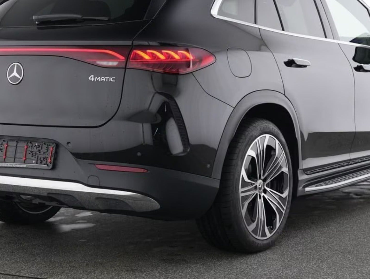 Sort Mercedes EQE350 SUV fra 2025