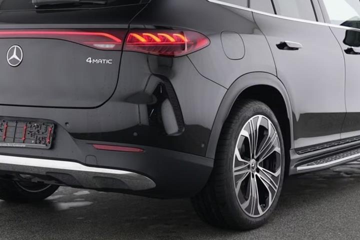Sort Mercedes EQE350 SUV fra 2025