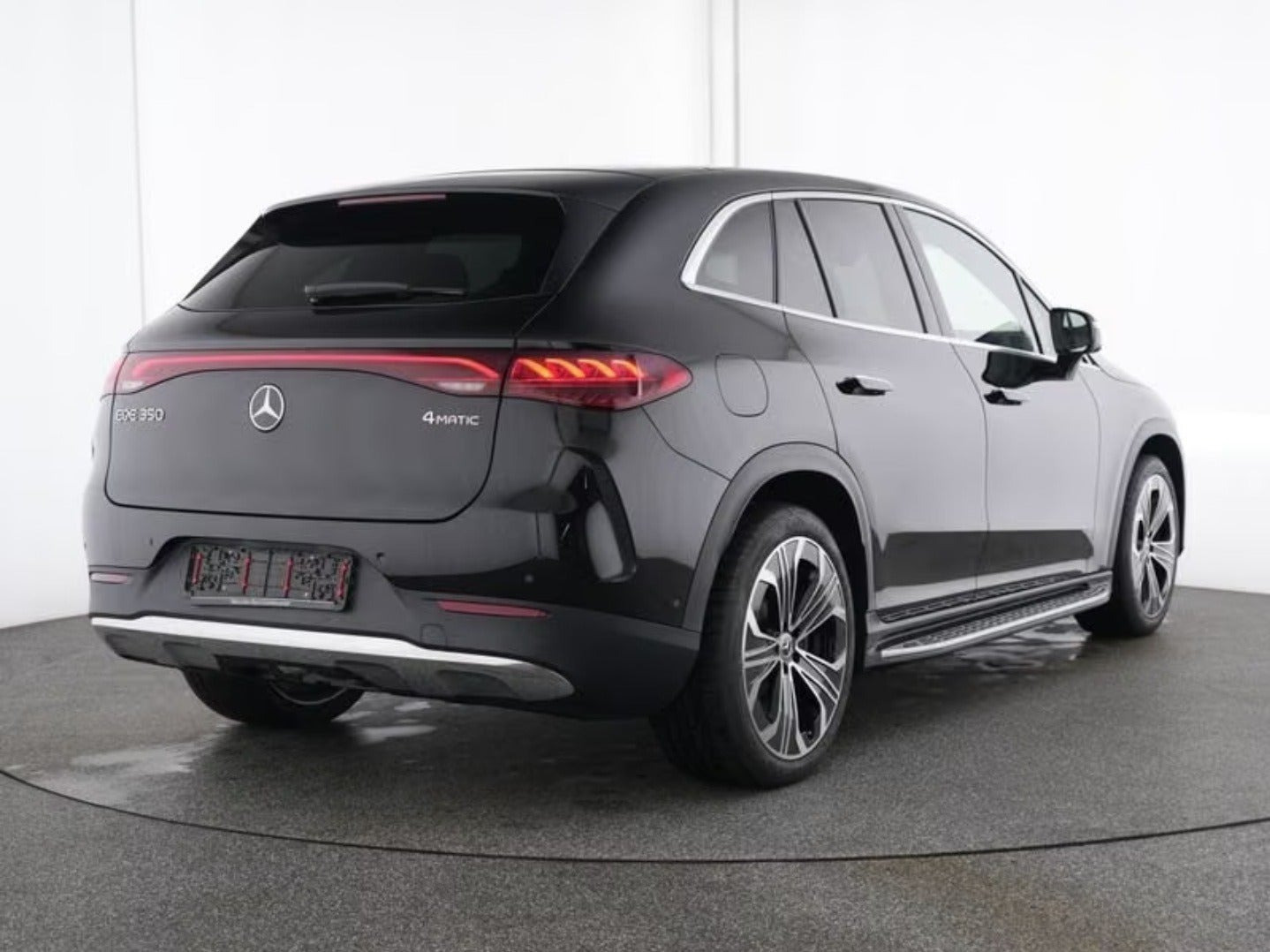Sort Mercedes EQE350 SUV fra 2025