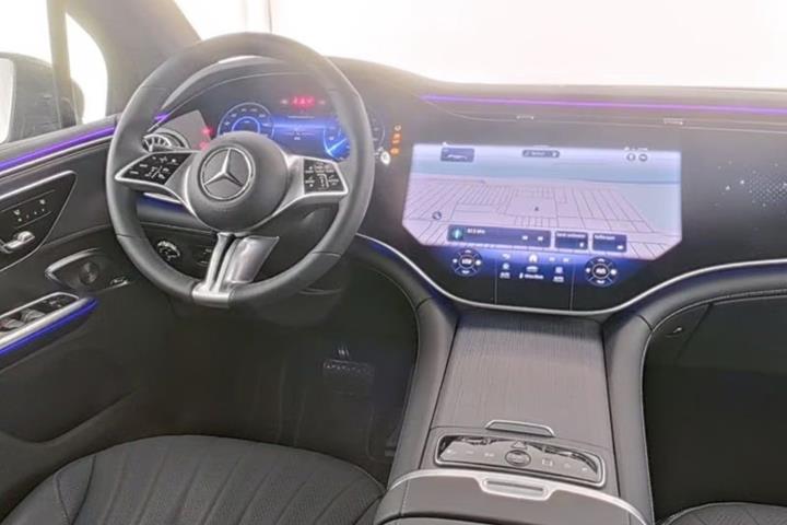 Sort Mercedes EQE350 SUV fra 2025