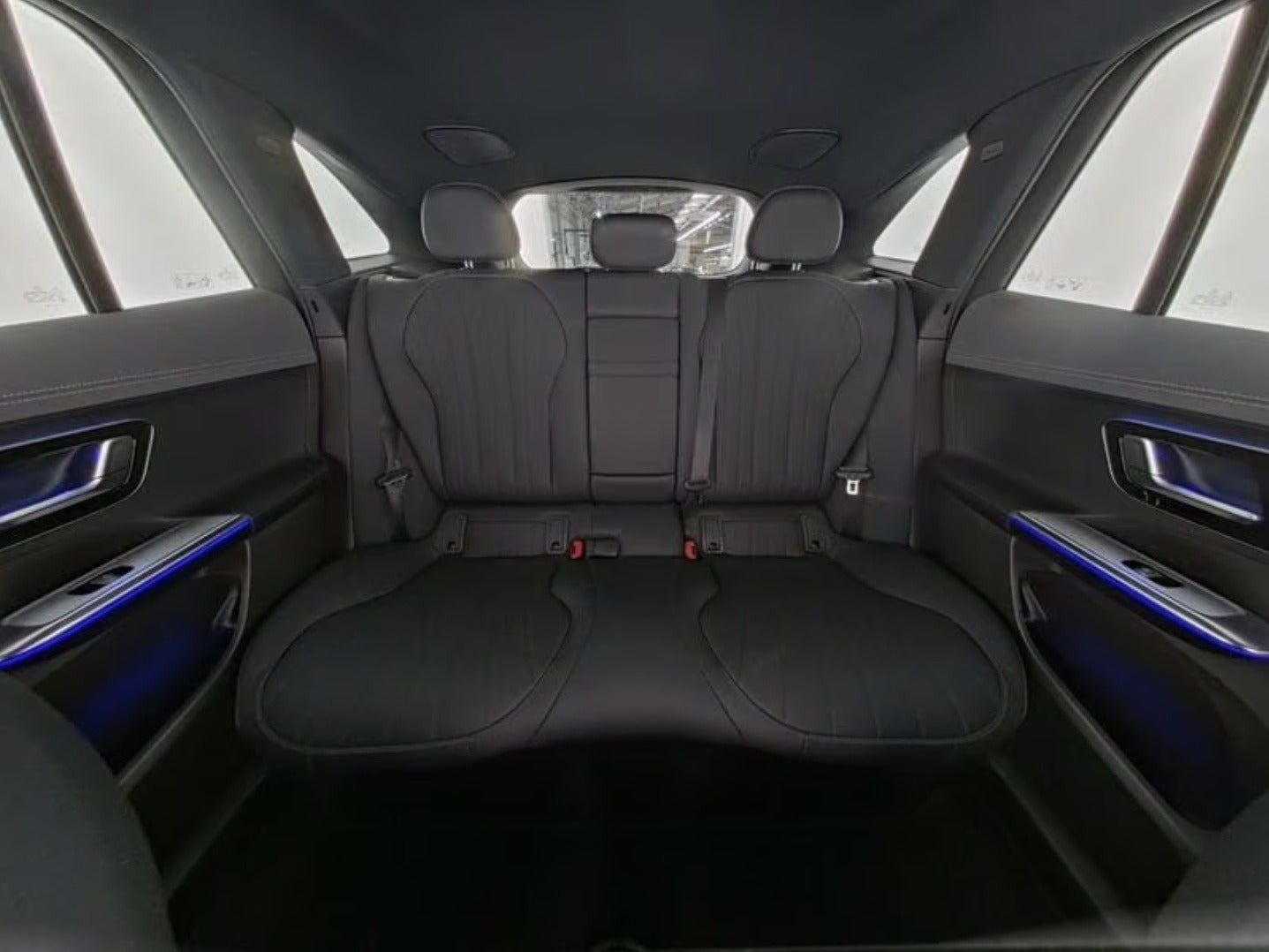 Sort Mercedes EQE350 SUV fra 2025