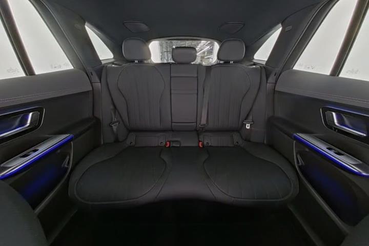 Sort Mercedes EQE350 SUV fra 2025