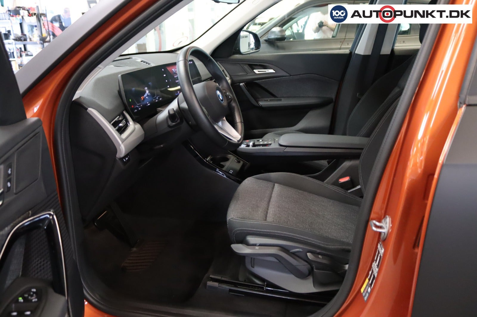 Orange BMW iX1 fra 2024
