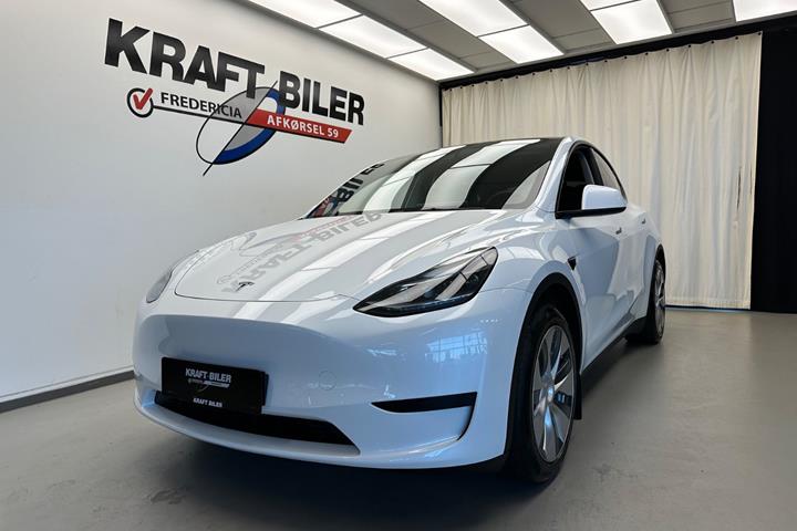 Hvid Tesla Model Y fra 2023