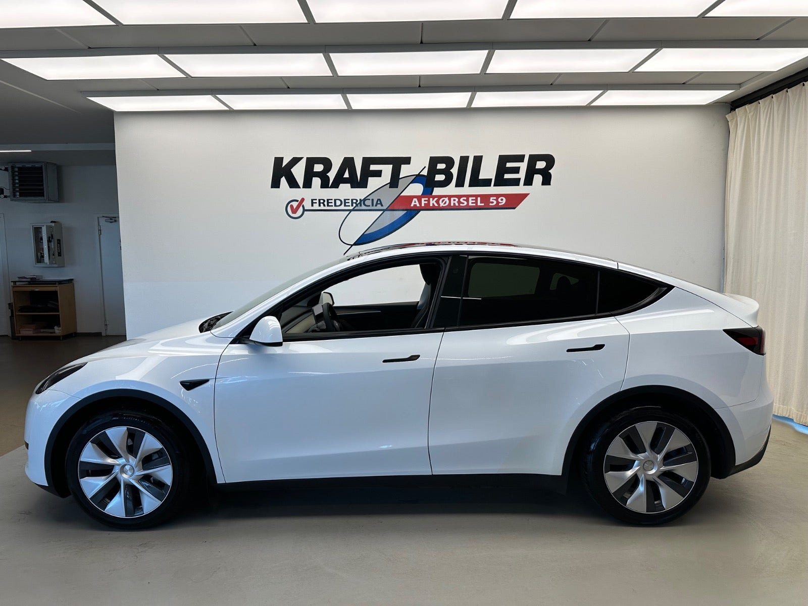 Hvid Tesla Model Y fra 2023