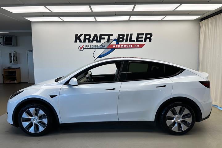 Hvid Tesla Model Y fra 2023