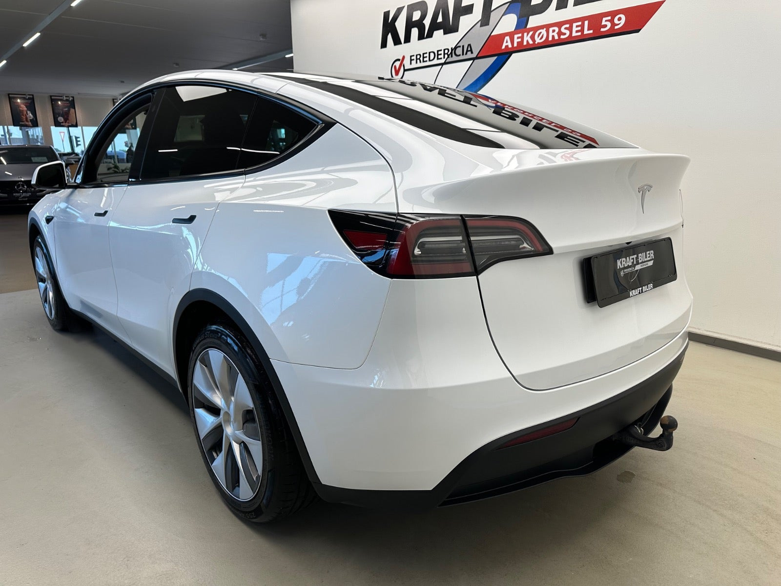 Hvid Tesla Model Y fra 2023